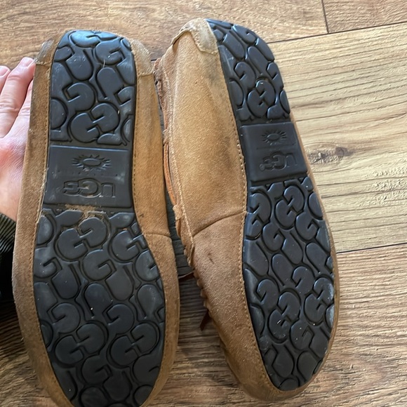 Basically brand new Ugg mocasins. worn a couple times! Barely any dirt - Picture 4 of 4